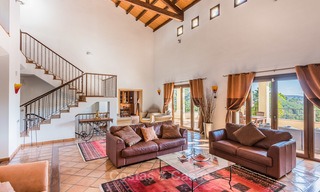 Klassieke Villa te koop met Uitzicht op Zee en de Bergen, gelegen in een Exclusieve Golf en Country Club in Benahavis, Marbella 3146 