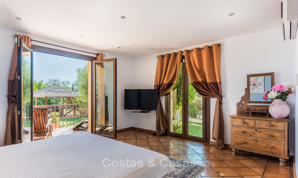Klassieke Villa te koop met Uitzicht op Zee en de Bergen, gelegen in een Exclusieve Golf en Country Club in Benahavis, Marbella 3147