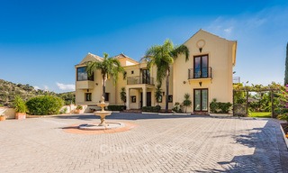 Klassieke Villa te koop met Uitzicht op Zee en de Bergen, gelegen in een Exclusieve Golf en Country Club in Benahavis, Marbella 3153 
