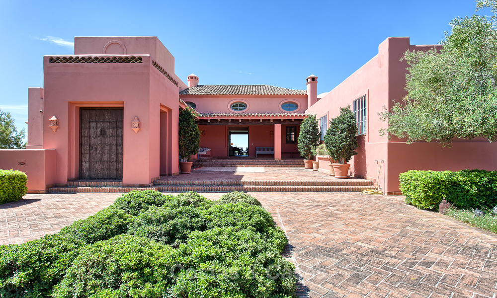 Villa in Spaanse stijl te koop Panoramisch uitzicht in een Luxueuse Beveiligde Golfresort in Benahavis - Marbella 3174