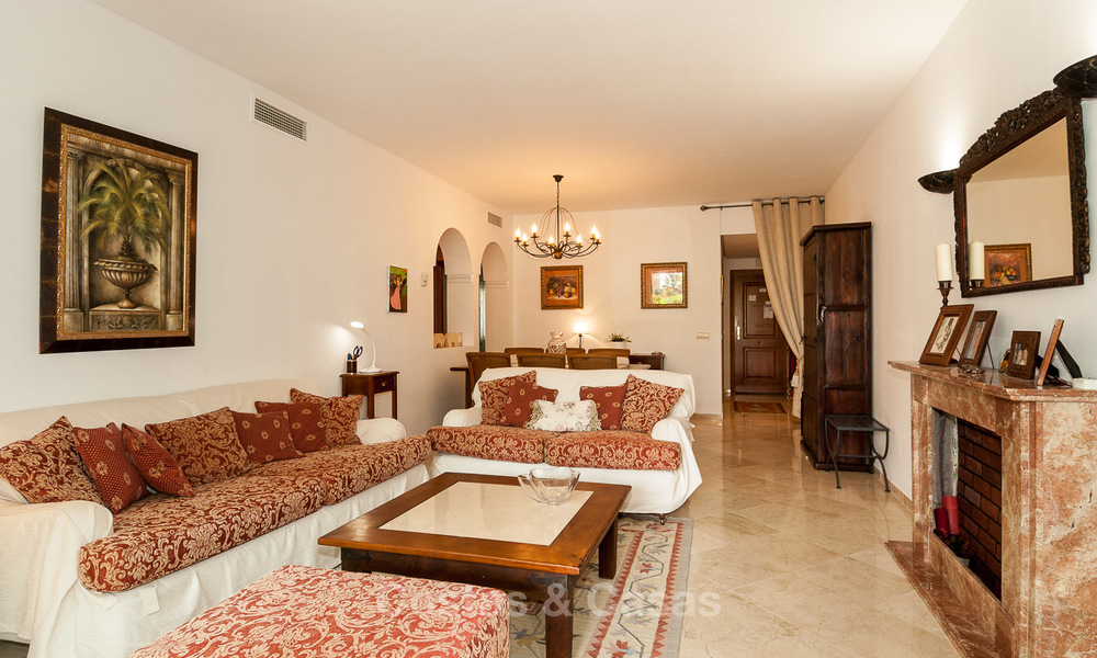 Knus, comfortabel appartement te koop in Costalita, aan de strandzijde van de New Golden Mile, tussen Marbella en Estepona 3196