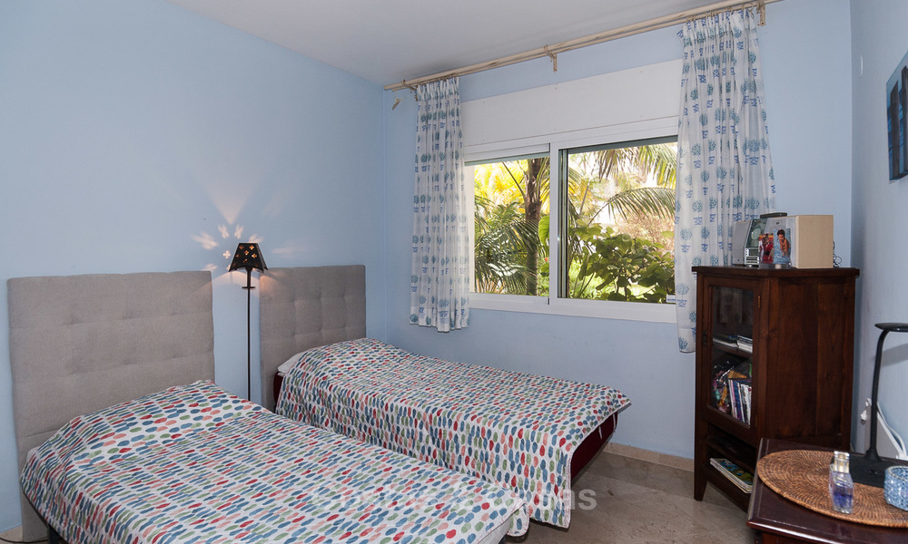 Knus, comfortabel appartement te koop in Costalita, aan de strandzijde van de New Golden Mile, tussen Marbella en Estepona 3202
