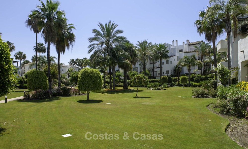 Knus, comfortabel appartement te koop in Costalita, aan de strandzijde van de New Golden Mile, tussen Marbella en Estepona 12716