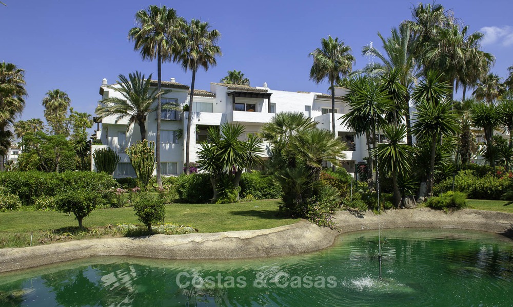 Knus, comfortabel appartement te koop in Costalita, aan de strandzijde van de New Golden Mile, tussen Marbella en Estepona 12722
