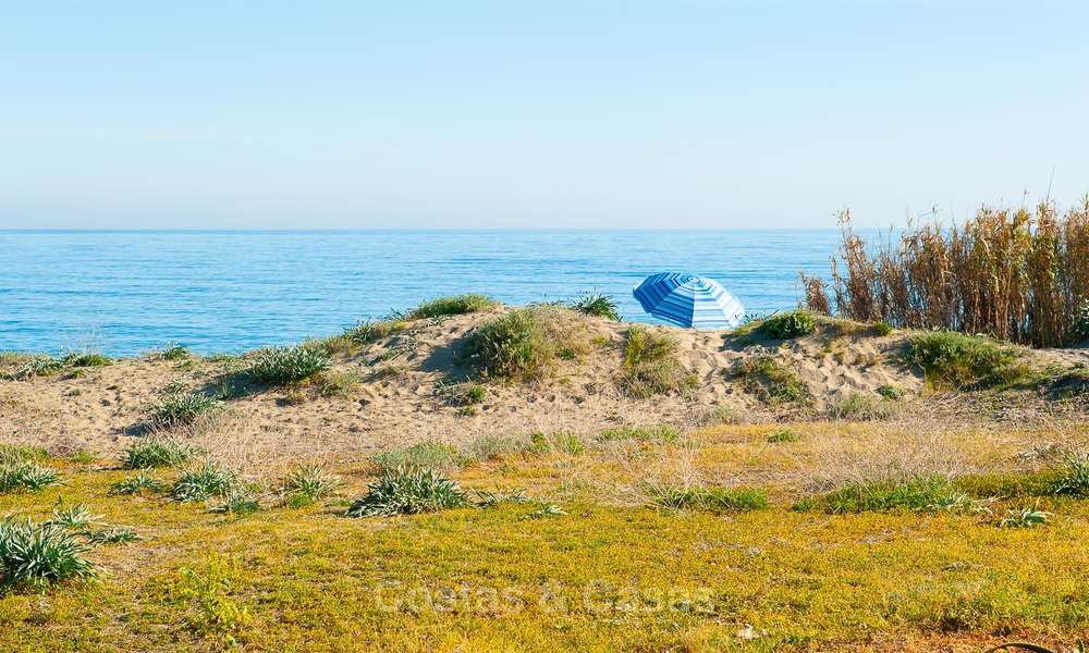Knus, comfortabel appartement te koop in Costalita, aan de strandzijde van de New Golden Mile, tussen Marbella en Estepona 9894