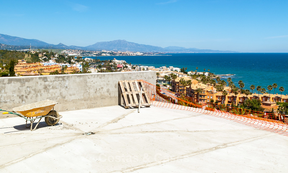 Moderne villa te koop met een prachtig open uitzicht op zee, op 5 minuten lopen naar het strand in Estepona 3226