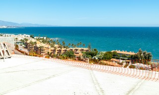 Moderne villa te koop met een prachtig open uitzicht op zee, op 5 minuten lopen naar het strand in Estepona 3227 