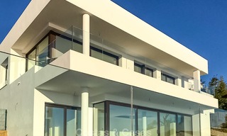 Moderne villa te koop met een prachtig open uitzicht op zee, op 5 minuten lopen naar het strand in Estepona 7908 