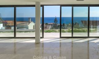 Moderne villa te koop met een prachtig open uitzicht op zee, op 5 minuten lopen naar het strand in Estepona 7911 