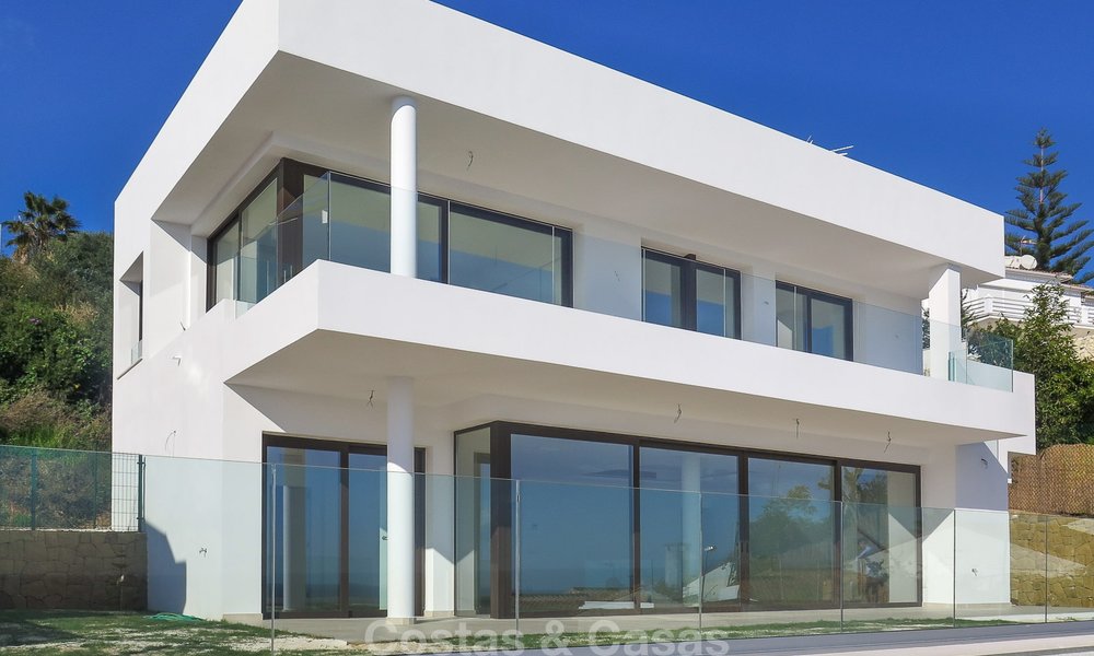 Moderne villa te koop met een prachtig open uitzicht op zee, op 5 minuten lopen naar het strand in Estepona 7915