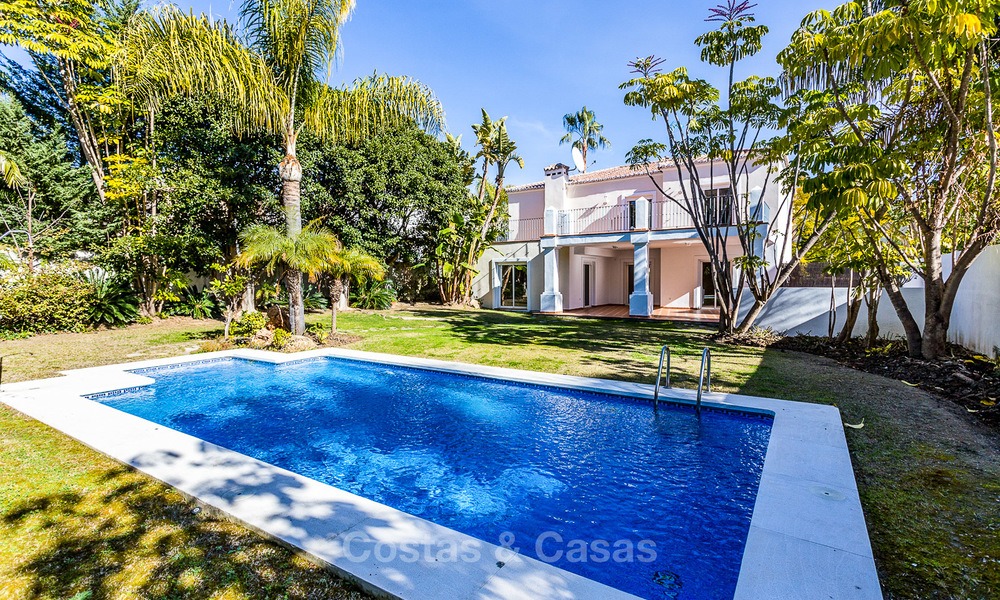 Villa te koop op loopafstand van de golfbaan en commercieel centrum in Guadalmina, Marbella 3233
