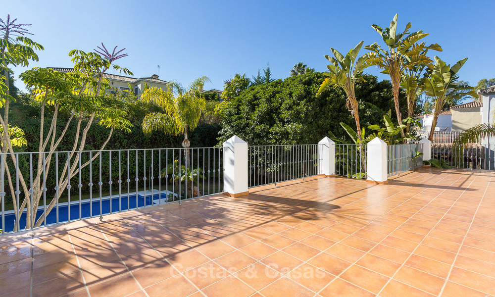 Villa te koop op loopafstand van de golfbaan en commercieel centrum in Guadalmina, Marbella 3259