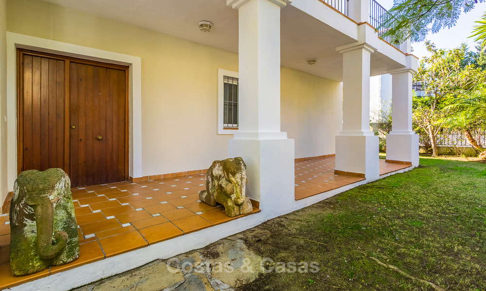 Villa te koop op loopafstand van de golfbaan en commercieel centrum in Guadalmina, Marbella 3261