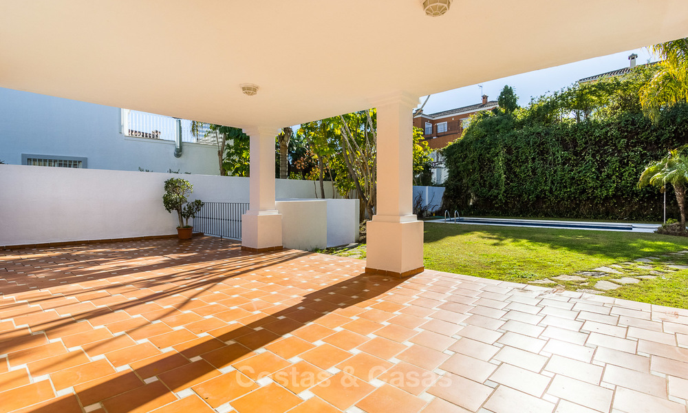 Villa te koop op loopafstand van de golfbaan en commercieel centrum in Guadalmina, Marbella 3266