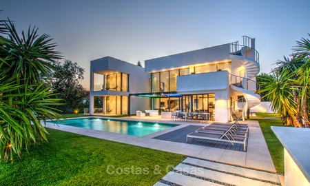Hedendaagse villa te koop, gelegen vlakbij het Strand in Puerto Banus, Marbella. Verlaagd in prijs! 3455