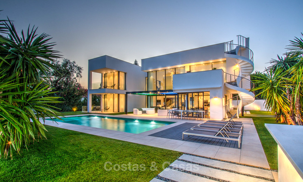 Hedendaagse villa te koop, gelegen vlakbij het Strand in Puerto Banus, Marbella. Verlaagd in prijs! 3455