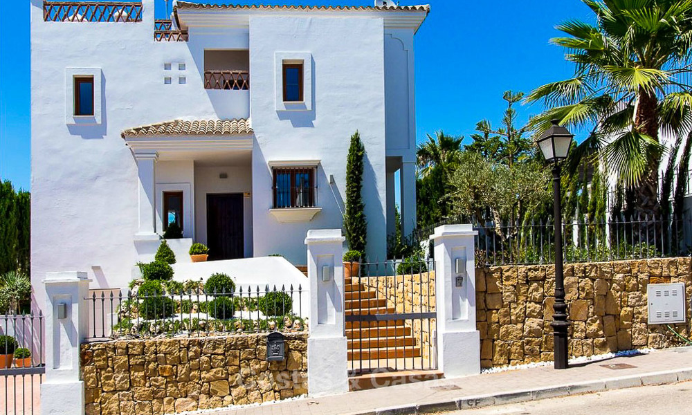 Instapklare nieuwe luxe villa te koop, eerstelijn golf in een gated golfresort, New Golden Mile, Marbella - Estepona 3542