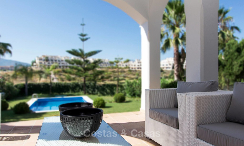 Instapklare nieuwe luxe villa te koop, eerstelijn golf in een gated golfresort, New Golden Mile, Marbella - Estepona 3539