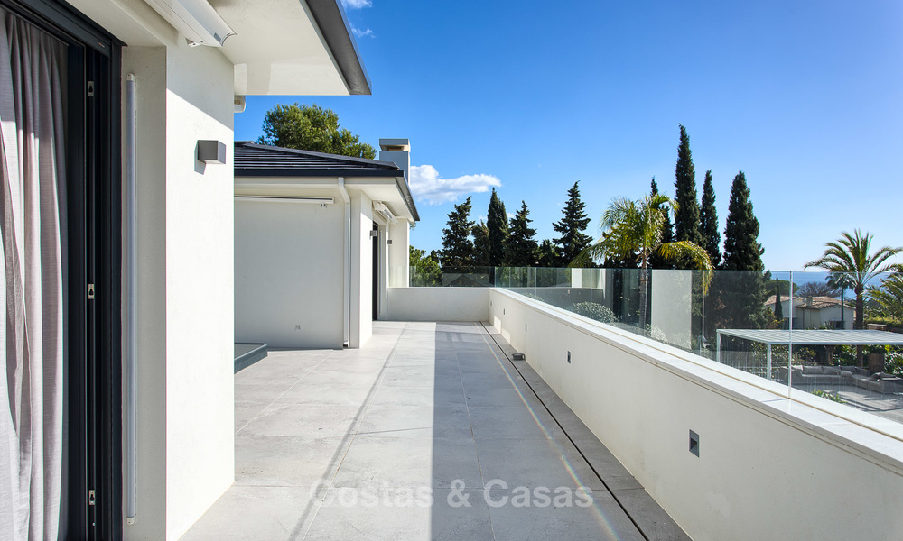 Aantrekkelijke en ruime, gerenoveerde luxe villa met prachtige zeezichten te koop, Marbella East 3615