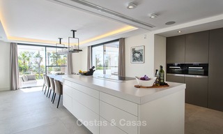 Aantrekkelijke en ruime, gerenoveerde luxe villa met prachtige zeezichten te koop, Marbella East 3586 