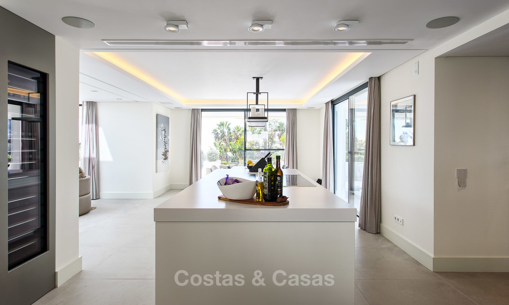 Aantrekkelijke en ruime, gerenoveerde luxe villa met prachtige zeezichten te koop, Marbella East 3589