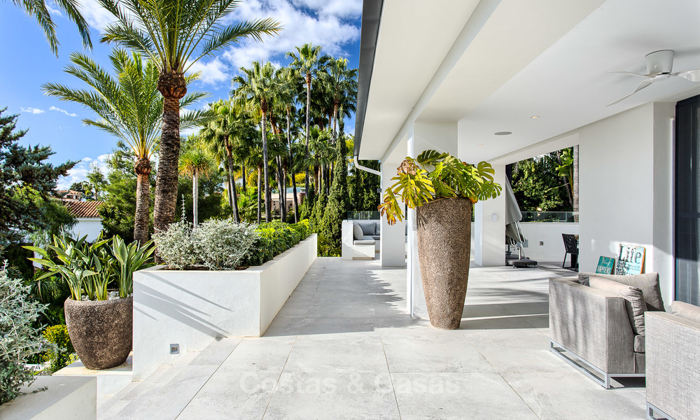Aantrekkelijke en ruime, gerenoveerde luxe villa met prachtige zeezichten te koop, Marbella East 3590