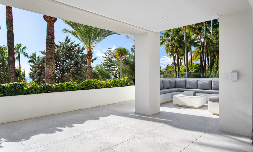Aantrekkelijke en ruime, gerenoveerde luxe villa met prachtige zeezichten te koop, Marbella East 3592