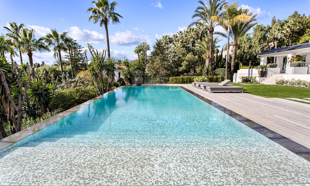 Aantrekkelijke en ruime, gerenoveerde luxe villa met prachtige zeezichten te koop, Marbella East 3602