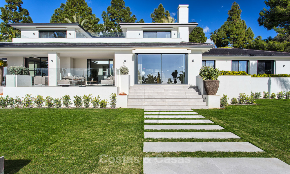 Aantrekkelijke en ruime, gerenoveerde luxe villa met prachtige zeezichten te koop, Marbella East 3603