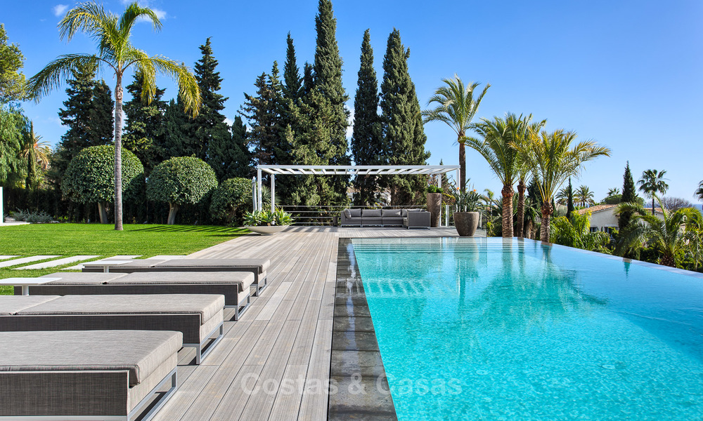 Aantrekkelijke en ruime, gerenoveerde luxe villa met prachtige zeezichten te koop, Marbella East 3605