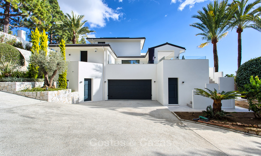 Aantrekkelijke en ruime, gerenoveerde luxe villa met prachtige zeezichten te koop, Marbella East 3609