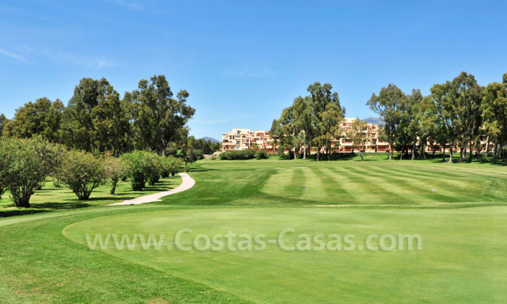 Luxe appartement te koop in een eerstelijn golf resort in Marbella - Estepona 3649