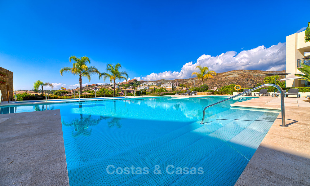 Luxe, modern, ruim appartement te koop in een 5 sterren golf resort op de New Golden Mile in Benahavis - Marbella 3696