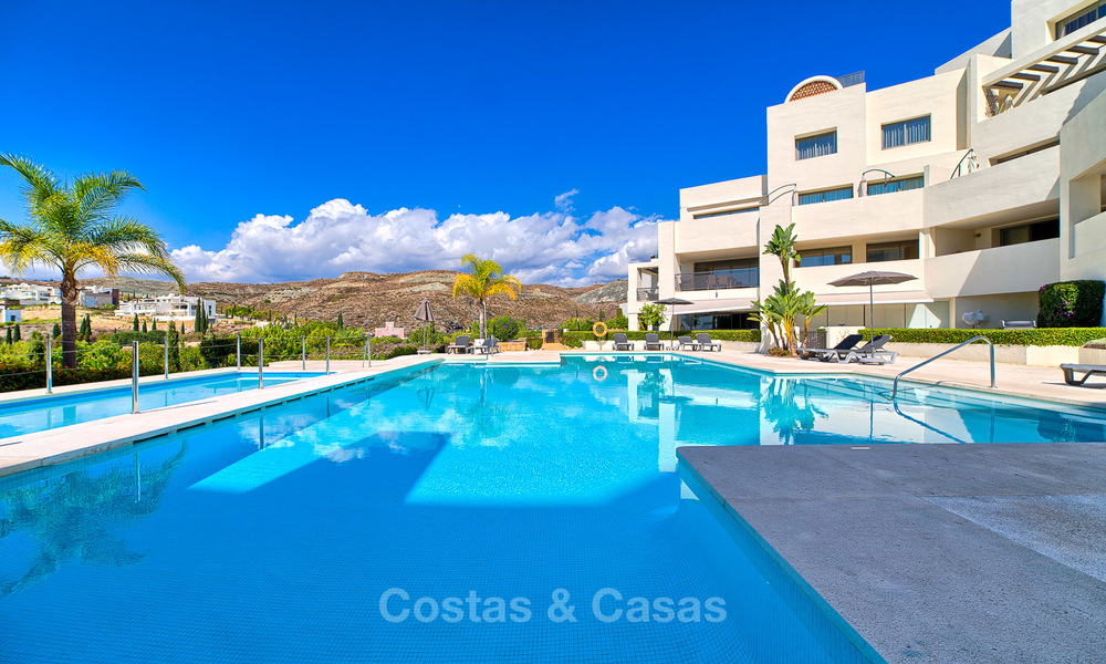 Luxe, modern, ruim appartement te koop in een 5 sterren golf resort op de New Golden Mile in Benahavis - Marbella 3697