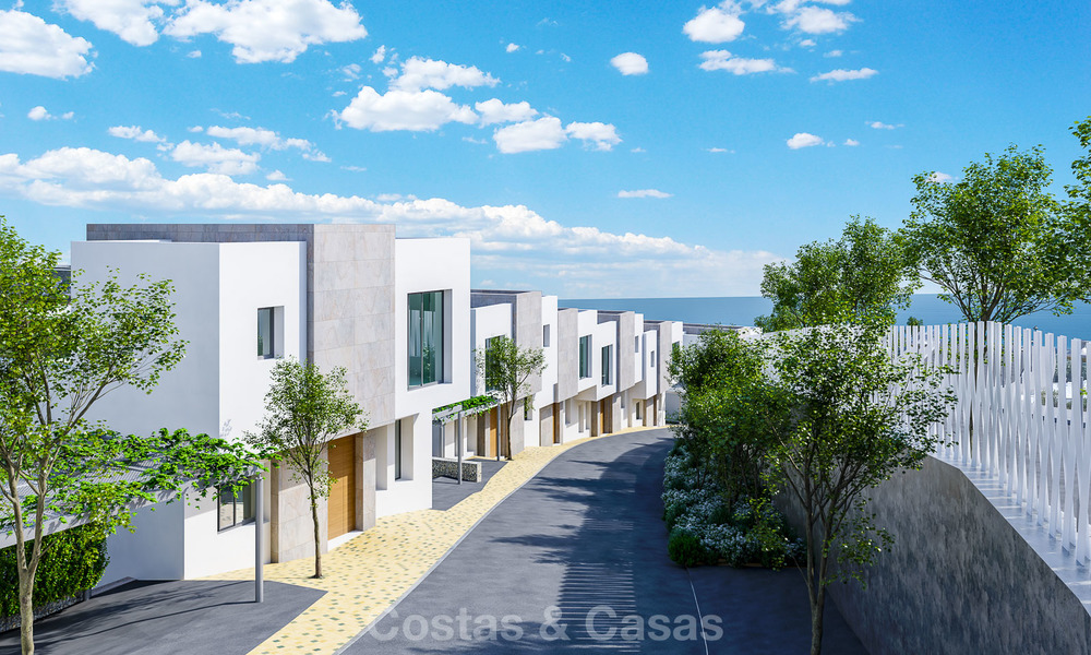 Nieuwe, moderne en ruime eerstelijn golf rijhuizen te koop met adembenemende zichten over de zee en golf in Marbella Oost. Instapklaar. 3708