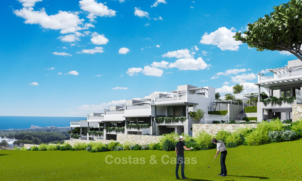 Nieuwe, moderne en ruime eerstelijn golf rijhuizen te koop met adembenemende zichten over de zee en golf in Marbella Oost. Instapklaar. 3709
