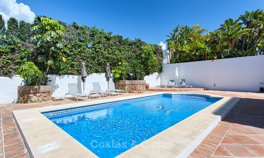 Recent gerenoveerde luxe villa te koop aan de strandzijde in Los Monteros, Oost Marbella 4035