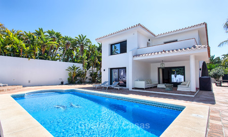 Recent gerenoveerde luxe villa te koop aan de strandzijde in Los Monteros, Oost Marbella 4037