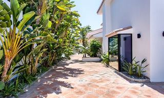 Recent gerenoveerde luxe villa te koop aan de strandzijde in Los Monteros, Oost Marbella 4038 