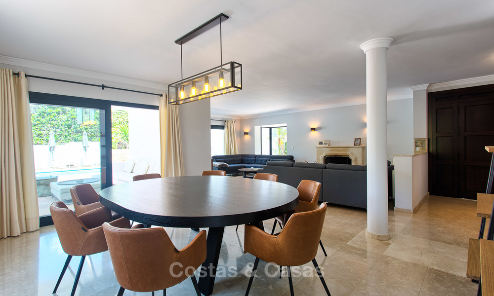 Recent gerenoveerde luxe villa te koop aan de strandzijde in Los Monteros, Oost Marbella 4044