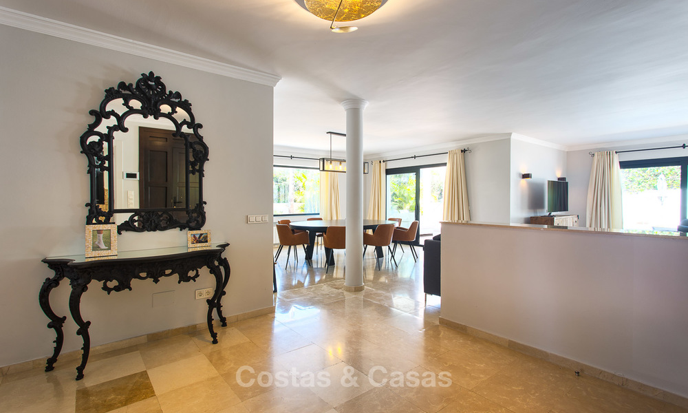 Recent gerenoveerde luxe villa te koop aan de strandzijde in Los Monteros, Oost Marbella 4045