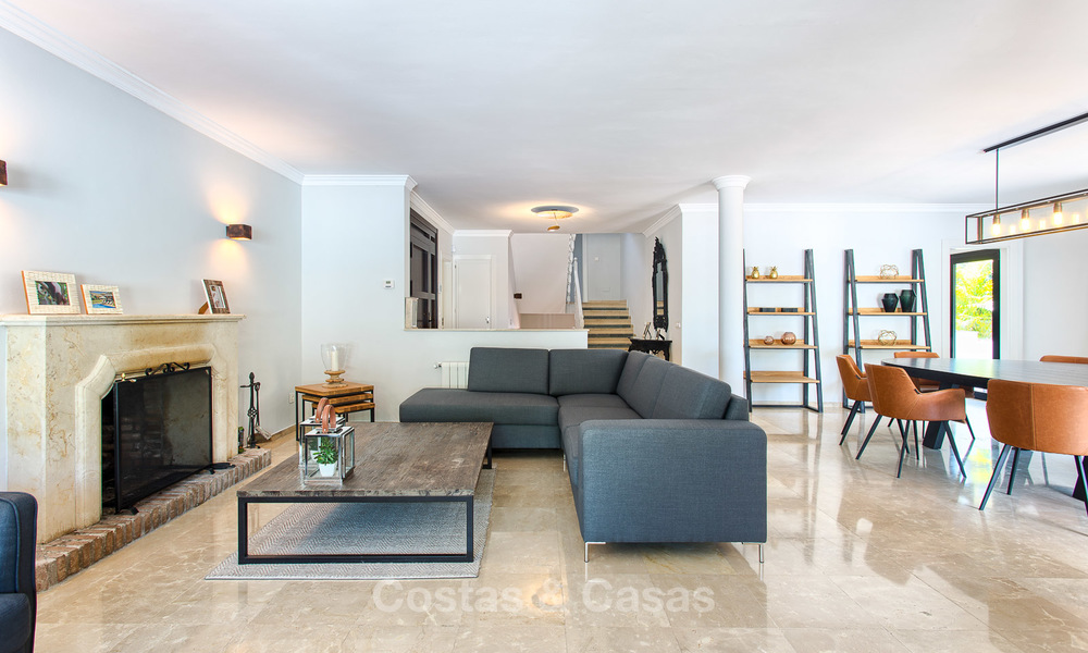 Recent gerenoveerde luxe villa te koop aan de strandzijde in Los Monteros, Oost Marbella 4046