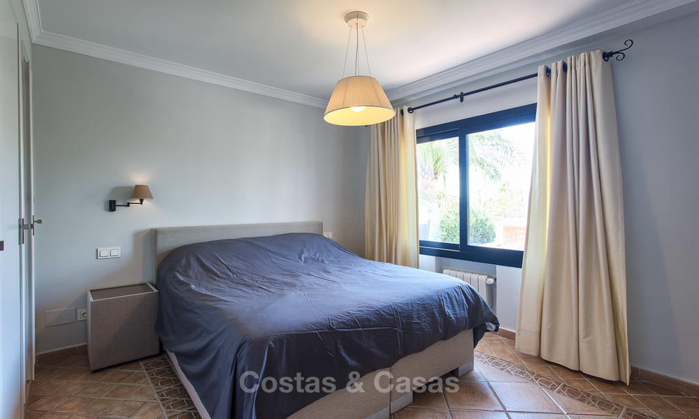 Recent gerenoveerde luxe villa te koop aan de strandzijde in Los Monteros, Oost Marbella 4051