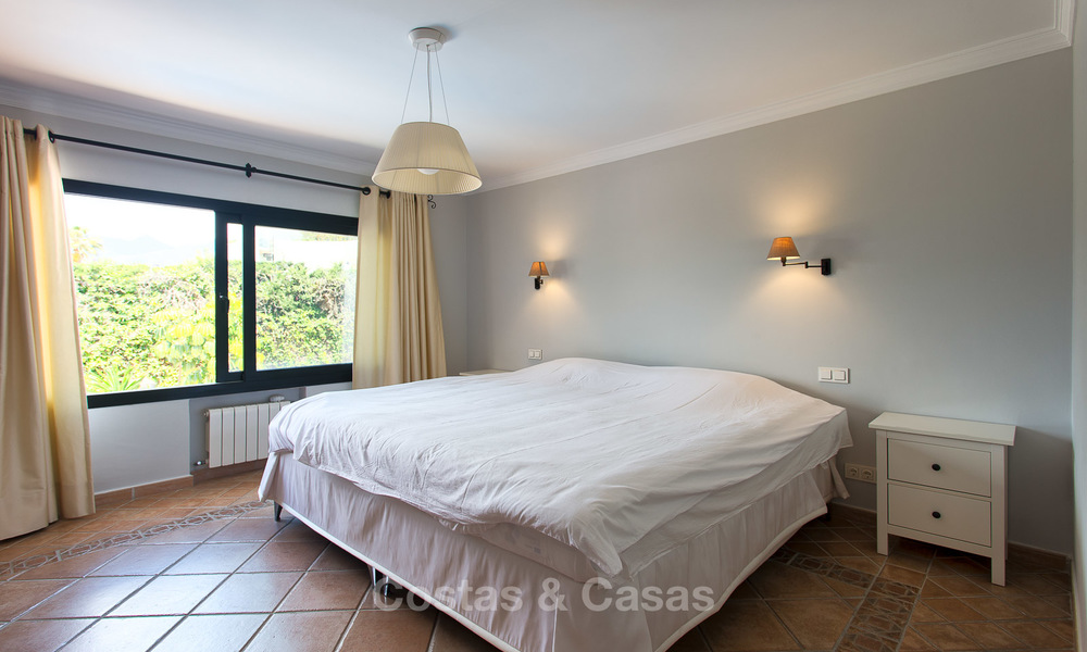 Recent gerenoveerde luxe villa te koop aan de strandzijde in Los Monteros, Oost Marbella 4054