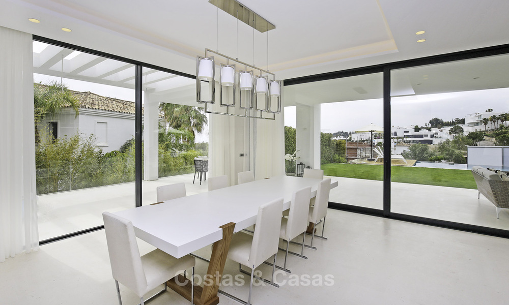 Nieuwe, modern-eigentijdse luxe villa met zeezicht te koop in Benahavis, Marbella 36615
