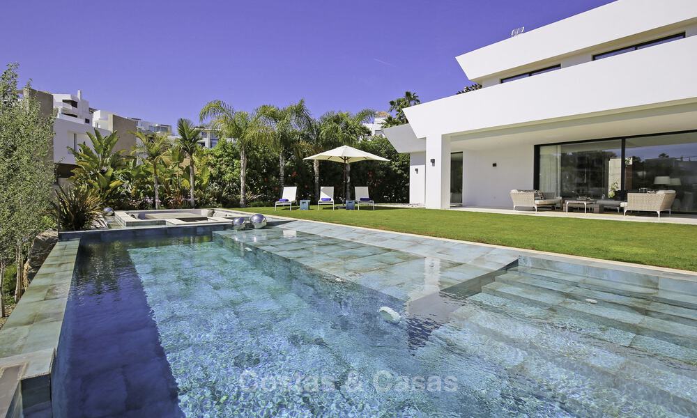 Nieuwe, modern-eigentijdse luxe villa met zeezicht te koop in Benahavis, Marbella 36625