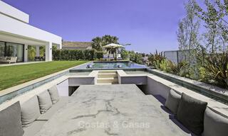 Nieuwe, modern-eigentijdse luxe villa met zeezicht te koop in Benahavis, Marbella 36627 