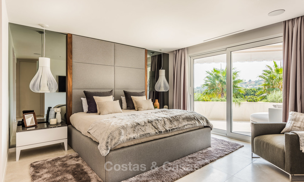 Eerstelijn golf ruim gemoderniseerd luxe penthouse te koop in Nueva Andalucia - Marbella 4010