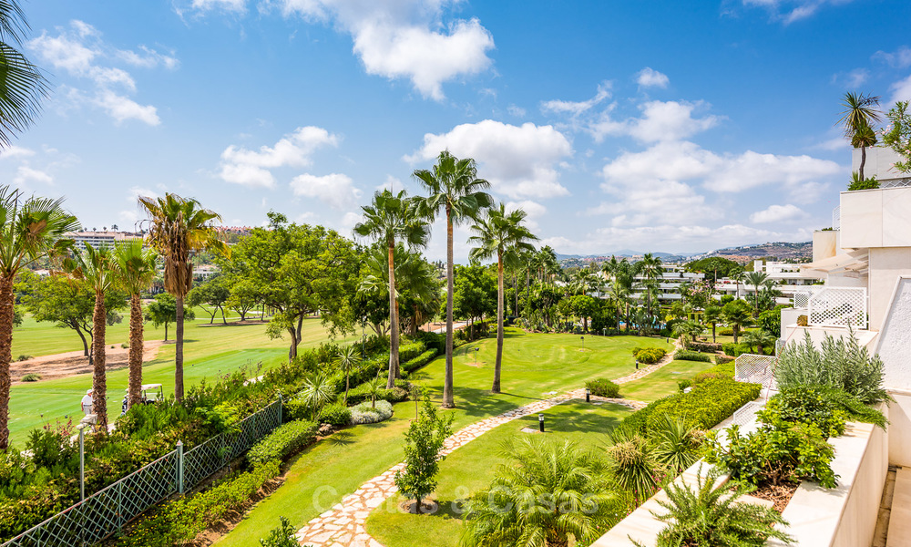 Eerstelijn golf ruim gemoderniseerd luxe penthouse te koop in Nueva Andalucia - Marbella 4015