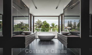 Instapklare gloednieuwe, aan de strandzijde gelegen, ultra-moderne designer-stijl villa te koop, Estepona Oost - Marbella 30716 
